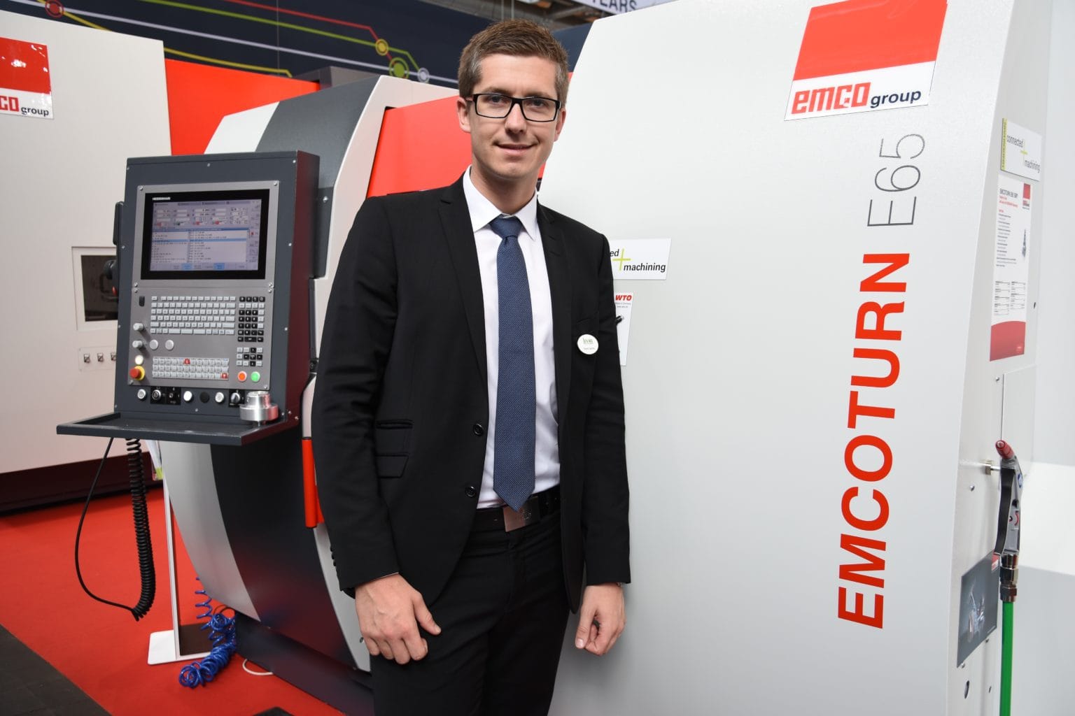Lenima ny återförsäljare av Emco i Sverige Simon Larsson på Lenima framför en av Emcos maskiner under EMO-mässan 2017 i Hannover.