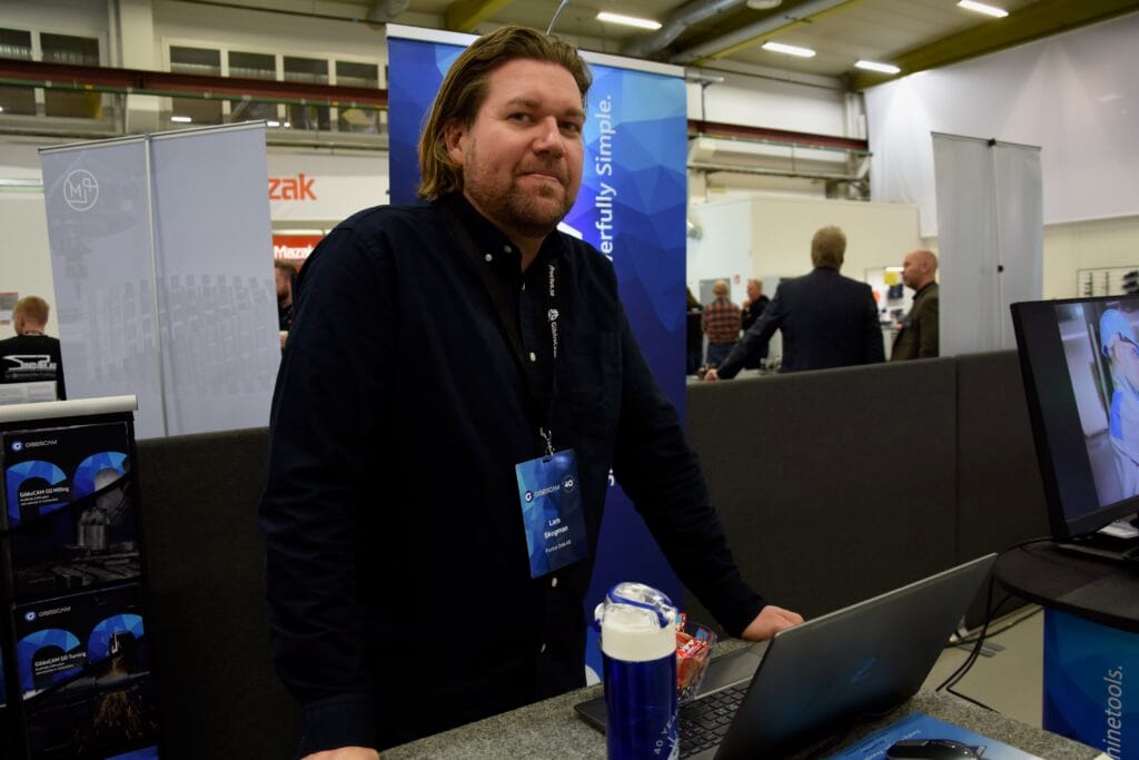 Lars Skogman på Fructus Data visade GibbsCAM 2026 som har många förbättringar. Höjdpunkten i GibbsCAM 2026 är den nya beräkningsmotorn för Avancerad 3D, som levererar mycket snabba beräkningstider. Foto: Per Sjögren