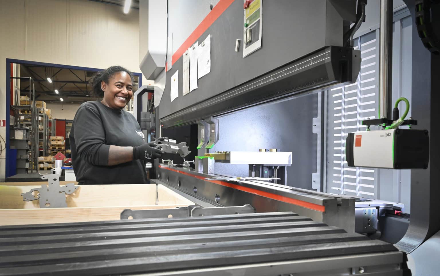 Paola Urfels-Björklund gör en detalj med sju bocktempon på en fyra mm:s plåt i den nya kantpressen. Foto: Industribilder.se