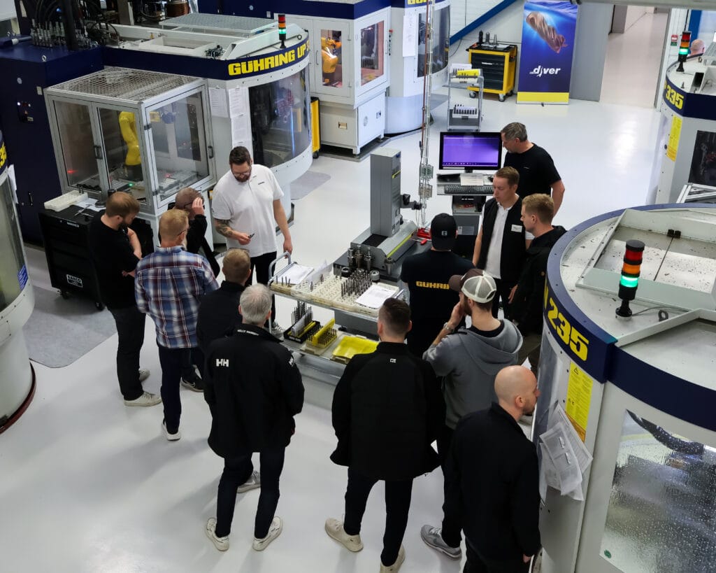 Gühring Sweden öppnade sina lokaler för besökande kunder. De hade mycket att titta på till exempel Gührings hantering av omslipning och ombeläggning av verktyg. Foto: Julia Josefsson