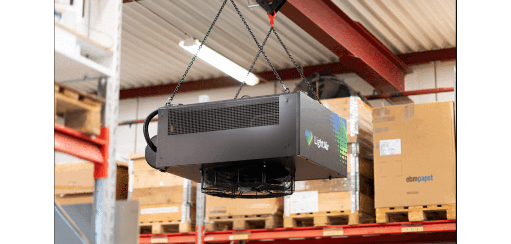 Framtidens luftrening för industrin med LightAirs nya Connect-system LightAir Ind8500 SC i lagermiljö