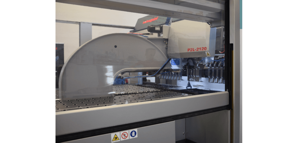 Manipulatorn i Salvagninis panelbockningsmaskiner håller i plåten under hela bockcykeln. När detaljen/produkten är färdig släpper manipulatorn den vidare till utmatning. Foto: Per Sjögren