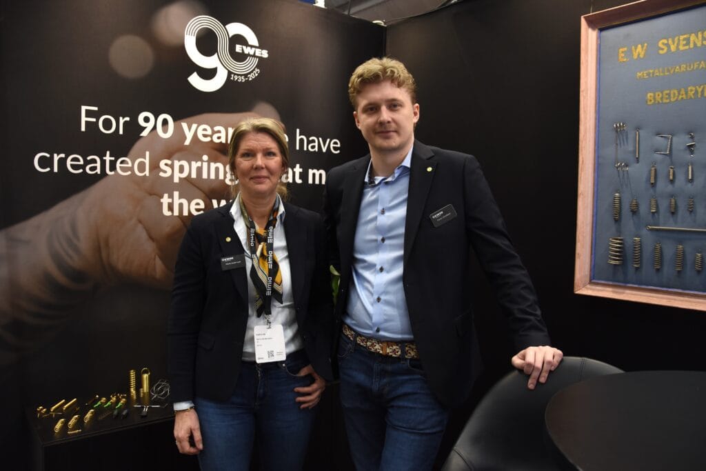 Maria Andersson och Oscar Lönnblom tog hand om besökare hos Ewes. Företaget tillverkar av stålfjädrar i tråd och band.Foto: Per Sjögren