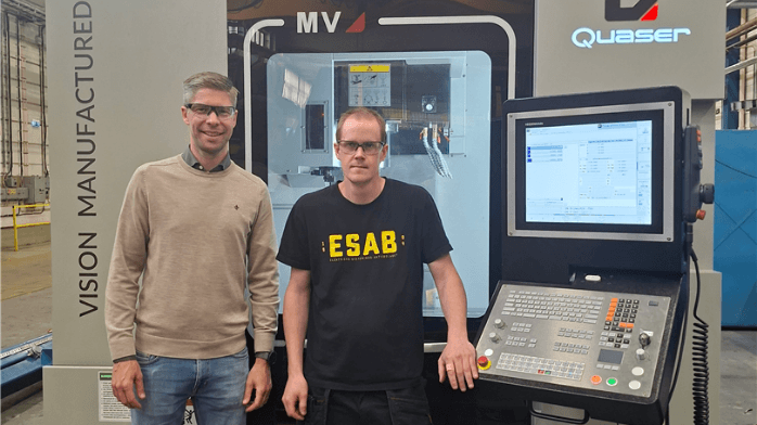 MaskinFransson har installerat en ny Quaser hos Esab Framför den nyinstallerade Quaser MV3 ses till vänster Philip Landh, säljare på MaskinFransson och Robin Eriksson, CNC-operatör på ESAB och den som ska köra fleroperationsmaskinen.