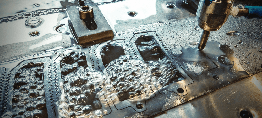 WatAJet kan skära extremt hårda eller känsliga material utan att påverka dem. Det beror på att företaget använder vattenstrålar med en diameter på 0,2 mm, höga tryck och mycket fina slipmedel. Foto: Mitutoyo