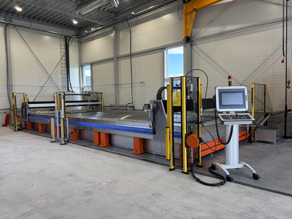 NCG 3090 Twin på plats hos den norska kunden. Vattenskärmaskinen har två X-bommar som förflyttas i Y-led på samma portal. Varje X-bom kan utrustas med upp till 4 skärverktyg vilket ger en extrem hög produktionskapacitet. Foto: Water Jet Sweden