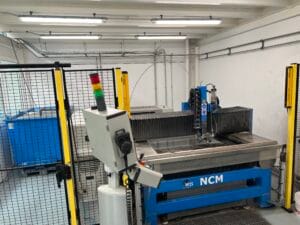 Sedan ett par år tillbaka använder sig Nanoker av mikrovattenskärmaskinen NCM från Water Jet Sweden. Maskinen har bland annat stärkt mikrovattenskärningens roll som en strategisk kapacitet inom Nanokers tillverkningsportfölj. Foto: Nanoker
