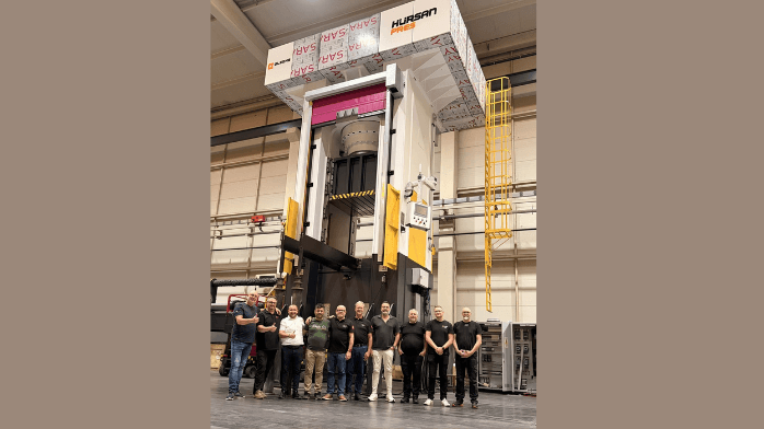 Lyckat leveranstest av 2 000 tons hydraulpress till AnVa Components Representanter från Hürsan, Olsons och AnVa Components framför 2000 tonspressen.