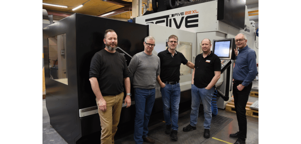 En perfekt maskin för JMT Från vänster: Martin Johansson, Pär Salomonsson, vd respektive säljare på VEMU, Peter Larsson, Thomas Elfwing, strategisk produktionsutvecklare respektive platschef på JMT. Längst till höger Christer Andersson som är servicetekniker på VEMU. Foto: Per Sjögren