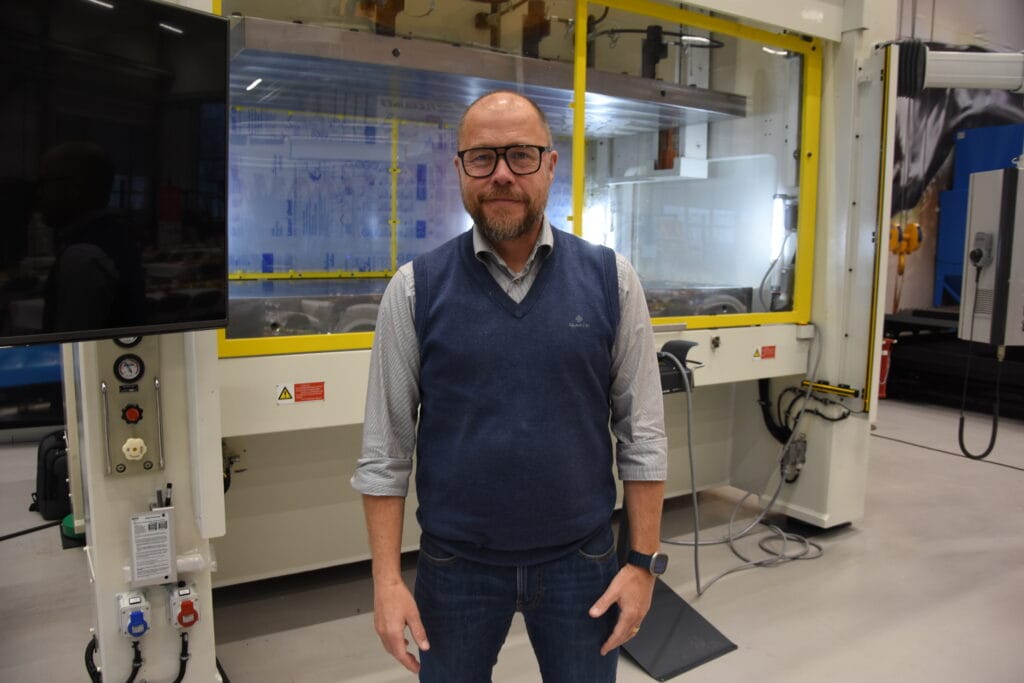 Per Selskog, vd för Din Maskin, ses här framför en servoelektrisk press från Aida. Foto: Per Sjögren