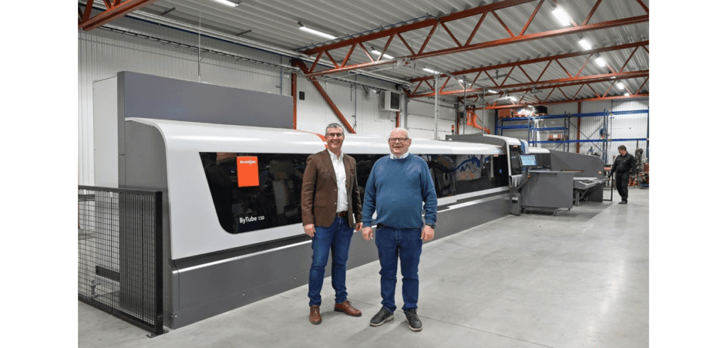 Rörlaserskärmaskinen öppnar upp för nya konstruktiva lösningar Till vänster på bilden Bystronics representant Jannis Kolimenos och Ingemar Andréasson vid rörlaserskärmaskinen ByTube 130. Foto: Industribilder.se
