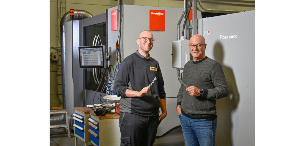 Laseroperatör Mikael Adolfsson och Kent Elgstrand konstaterar att den nya fiberlasern levererar. Foto: Industribilder.se