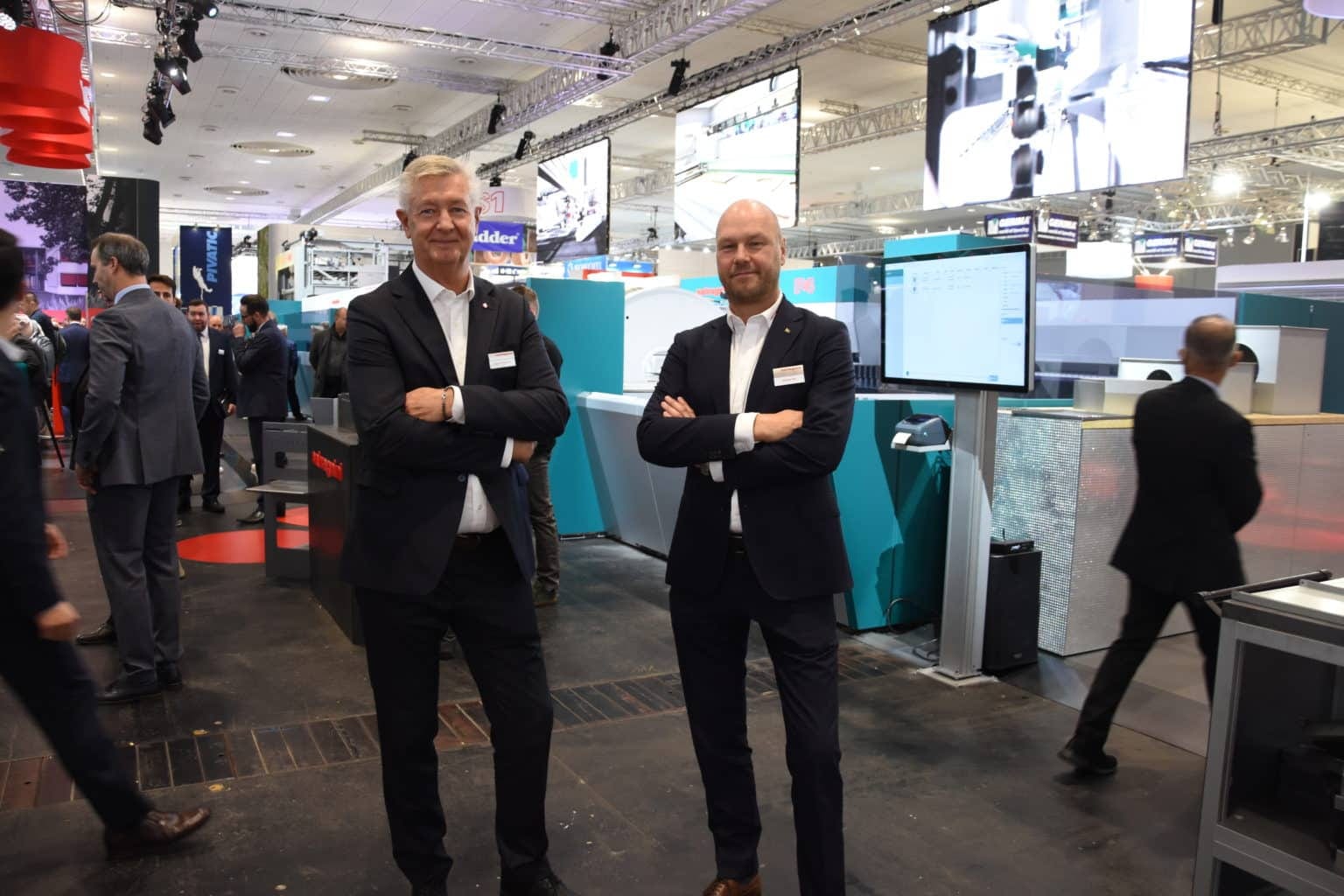 Ett bra exempel på hur smart produktion utförs Björn Ahlqvist, vd Salvagnini Scandinavia och Stefan Ek som är tillträdande vd på samma bolag, framför S1/P4–linan som Salvagnini demonstrerade under mässan Euroblech i höstas. Foto: Per Sjögren