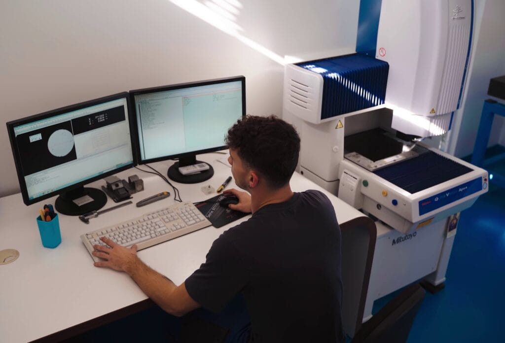 Mitutoyos mätmaskin Quick Vision Apex har revolutionerat WatAjets hantering av kvalitetskontroll och är en integrerad del av företagets produktionscykel. Foto: Mitutoyo