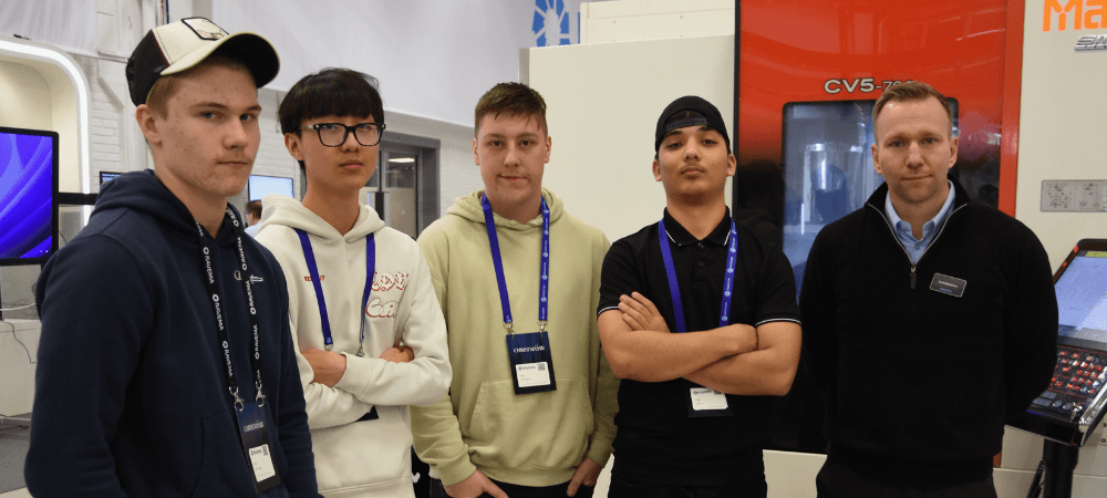 Ravema demonstrerade betydelsen av förebyggande underhåll Fyra framtida CNC-operatörer besökte Ravema. Eleverna går på industritekniska programmet på Finnvedens Gymnasium. Från vänster: Milo Yngvard, Zhaobin Yu, Ivan Kuljanec och Amin Akbari. Eleverna fick en rundtur av Emil Markefors, servicechef Mazak på Ravema. Foto: Per Sjögren