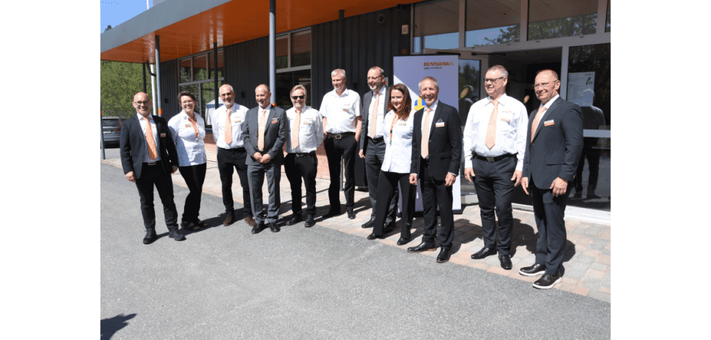 Precis som moderbolaget har även Renishaw AB haft en fantastisk tillväxt. Här ses anställda för dotterbolaget utanför lokalerna i Järfälla strax norr om Stockholm. Foto: Per Sjögren