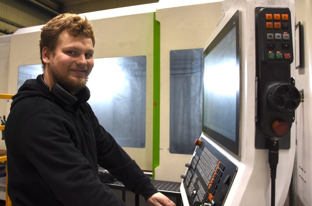 Ritvars Saulitis är CNC-operatör på Andersérs och sköter Hartford HSA-432EAY-maskinen. Foto: Per Sjögren