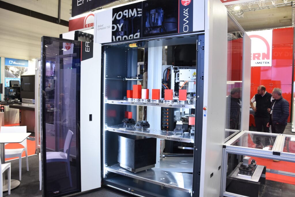 Robot Compact 150 är ett lättskött och kostnadseffektivt palettmagasin. Robot Compact 150 klarar ämnen/detaljer upp till 150 kg. Denna bild är från EMO-mässan 2023 i Hannover.Foto: Per Sjögren
