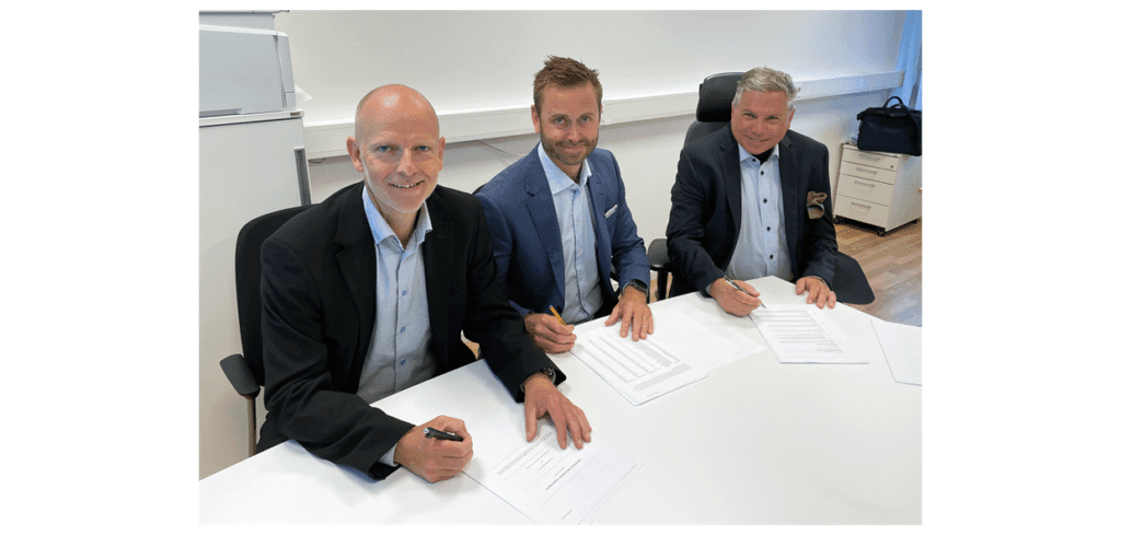 Magnus Holmberg, CEO Roxtec, Magnus Petersson, CFO Roxtec, och Per Josefsson, CEO Shape Technologies Europe, signerar avtalet.