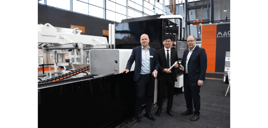 Jättesuccé för Saluco med Bodor Till vänster på bild, Peter Persson och längst till höger Johnny Kvist, båda från Saluco. I mitten ses Kelvin som ansvarar för den skandinaviska marknaden på Bodor Laser. Denna bild togs på mässan BlechExpo och de står vid en av Bodors rörlaserskärmaskiner.