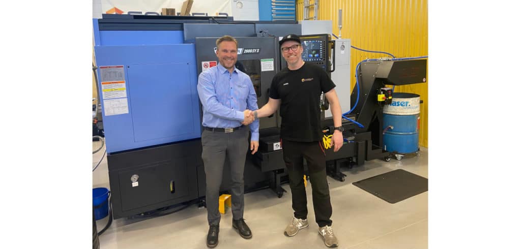 Sandflo Forma investerar in en ny svarv Tv Håkan Conradsson, säljare Duroc Machine Tool och Johan Sandflo, vd för Sandflo Forma. Foto: Duroc Machine Tool
