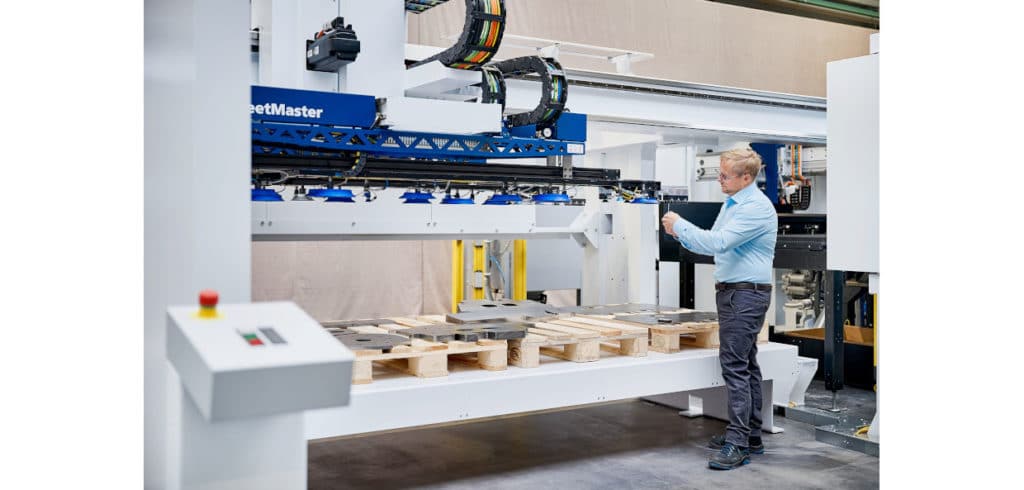Trumpf lanserar kombimaskin med helautomatiserat materialflöde Den nya SheetMastern möjliggör ett helt automatiserat materialflöde i produktionscellen, allt från in–/utlastning till att ta bort färdiga detaljer. Foto: Trumpf