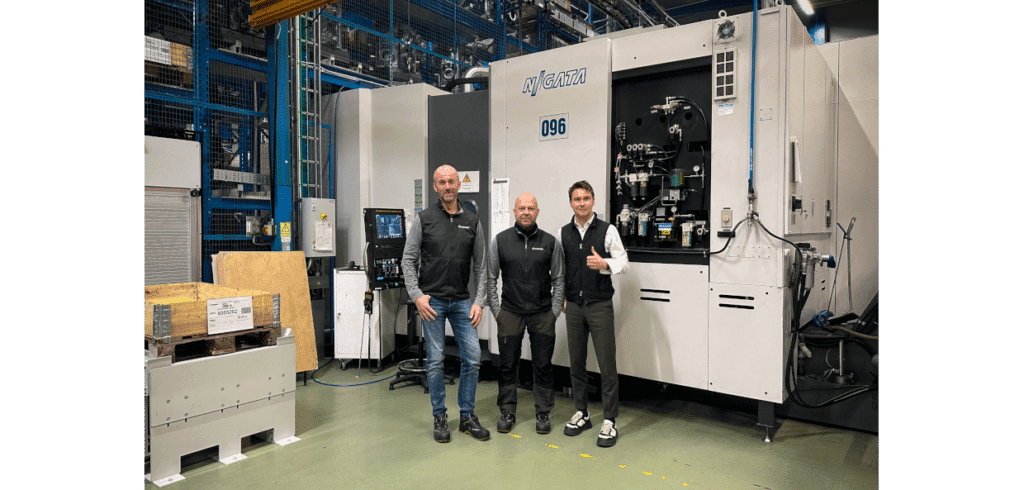 T v: Martin Granström, produktionsteknisk chef och Roger Isaksson, produktionstekniker, båda från Indexator, tillsammans med Victor Backman, vd på SMT. De står framför Indexators senaste Niigata som går som en klocka, enligt Indexator.