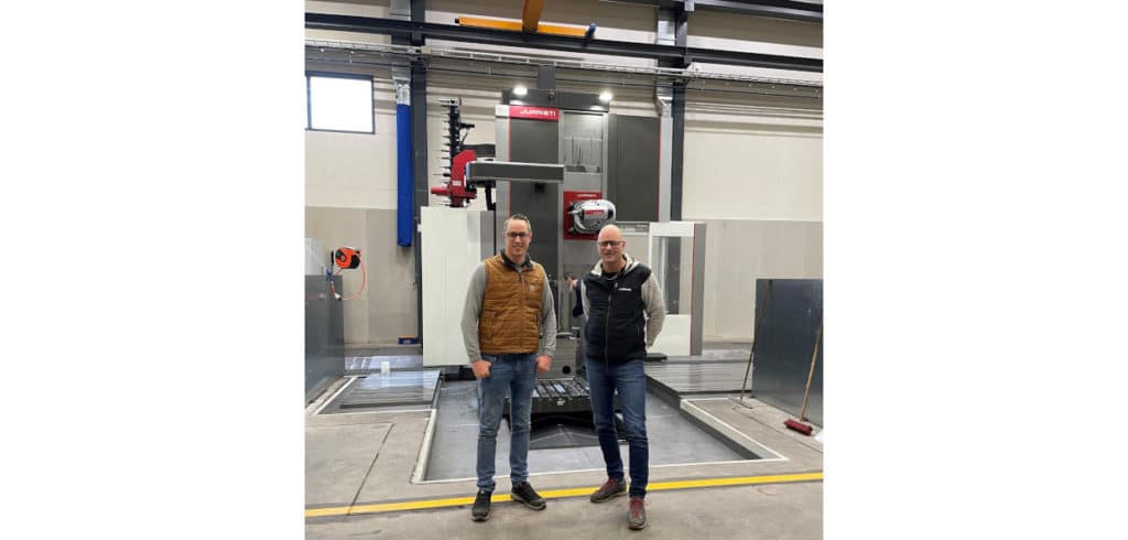 Steens Mekaniska fortsätter att investera Andreas Sörman, Steens Mekaniska och Clas Magnusson, Mekana Maskin framför golvverket Juaristi ML3.