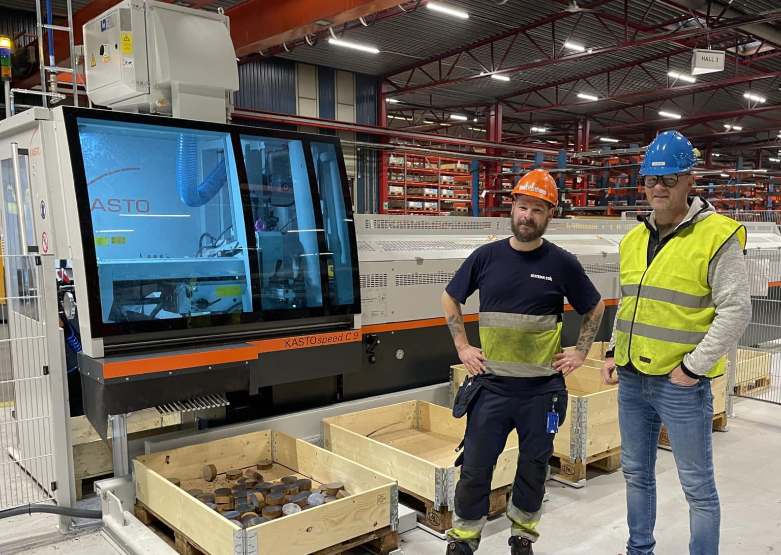 Tobias Damberg, produktionstekniker Stena Stål AB och Clas Magnusson, säljare Mekana Maskin vid en Kastospeed C9.