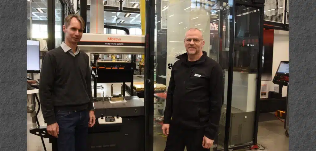 Helautomatiska celler har blivit ett lyft för Sunfab Till vänster på bild Anders Grönlund, project manager på Sunfab och Mikael Lundell som är mättekniker på företaget. De står vid den senaste installerade helautomatiska cellen med en Mitutoyo Mistar 555 och en Mazak Integrex. Foto: Per Sjögren
