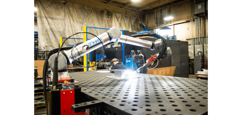 Kollaborativa robotar förändrar den gamla svetskonsten Cobot som svetsar. Foto: Universal Robots