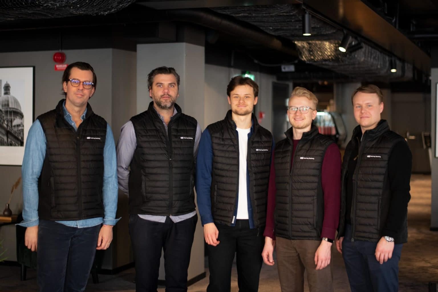 Hitta rätt fabrik med några klick! Från vänster: David Larsson CFO, Martin Schneider CEO, Adam Wessling CBO, Simon Wijk Stranius CTO och Marcus Frankelius COO.