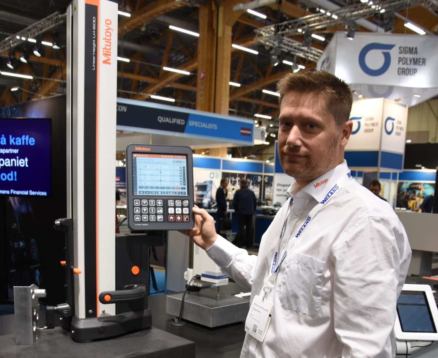 Thomas Hiärne, produktansvarig för handmätdon på Mitutoyo Scandinavia, vid höjdmätaren Linear Height LH-600F som är till för produktionsmiljö. Foto: Per Sjögren