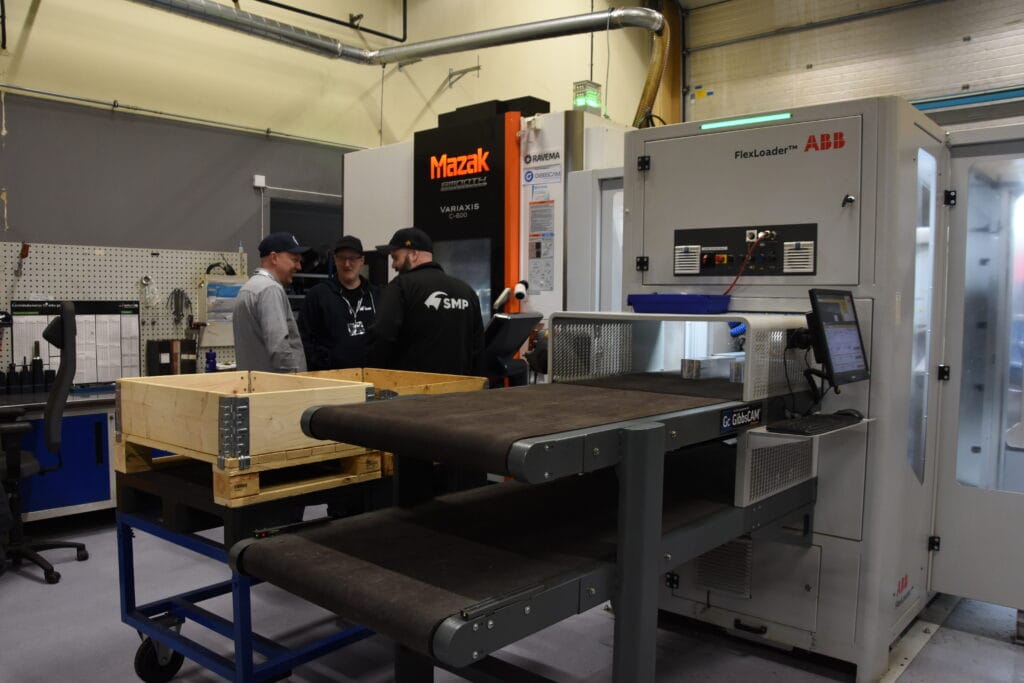 MF Precision har en unik automationslösning med både in- och utmatningsbana och ett palettmagasin. Maskin i cellen är den femaxliga fleropen Mazak Variaxis C-600. Foto: Per Sjögren
