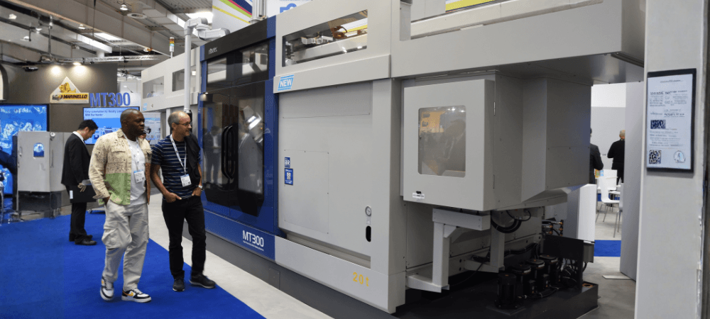 En suverän maskintyp Muratec har introducerat en ny högproduktiv maskin, MT300, som har tre revolvrar med 15 stationer vardera. Maskinen har dubbla spindlar och en portalladdare för hantering av arbetsstycken och detaljer. Foto: Per Sjögren