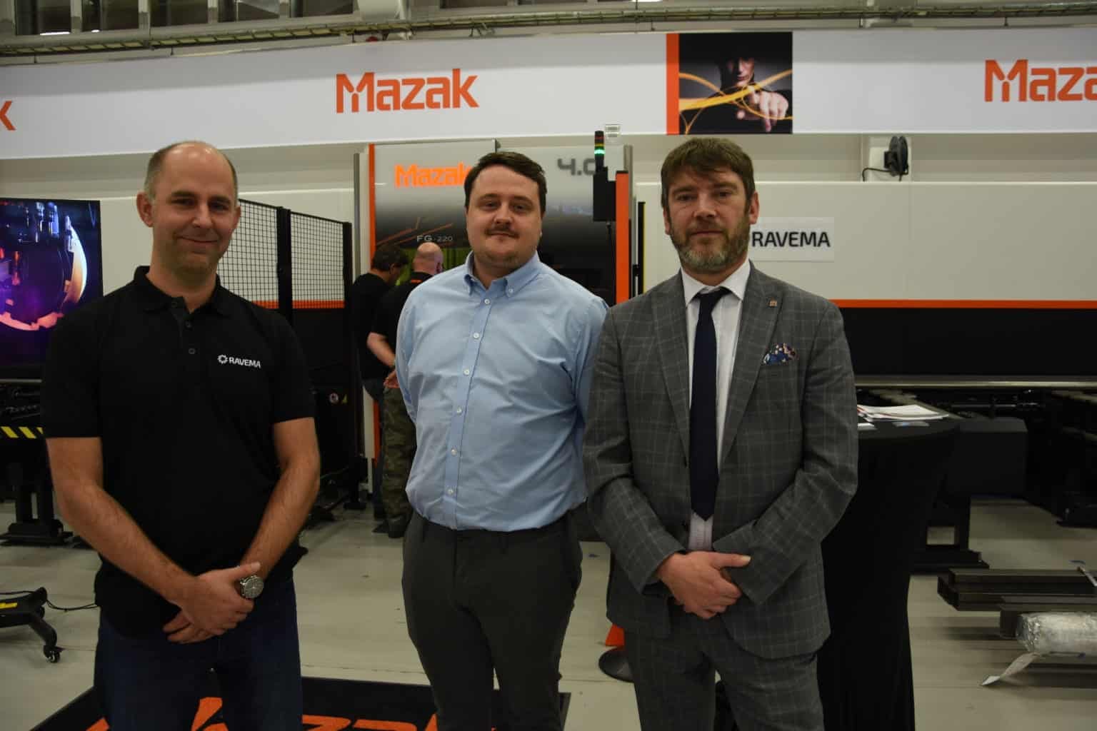 Ett event där den senaste tekniken gick att beskåda Vid rörlaserskärmaskinen Mazak FG–220 ses från vänster: Martin Yngveson, Alexander Eriksson, service- och projekttekniker respektive produktspecialist laserskärmaskiner på Ravema samt Daniel Dobb från Mazak UK. Foto: Per Sjögren