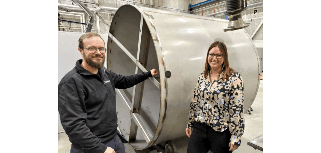 Maskinoperatören Erik Svensson och Linda Kallenberger, vd på Tomal, ses här vid en tank till en av sina enheter. Foto: Tomal