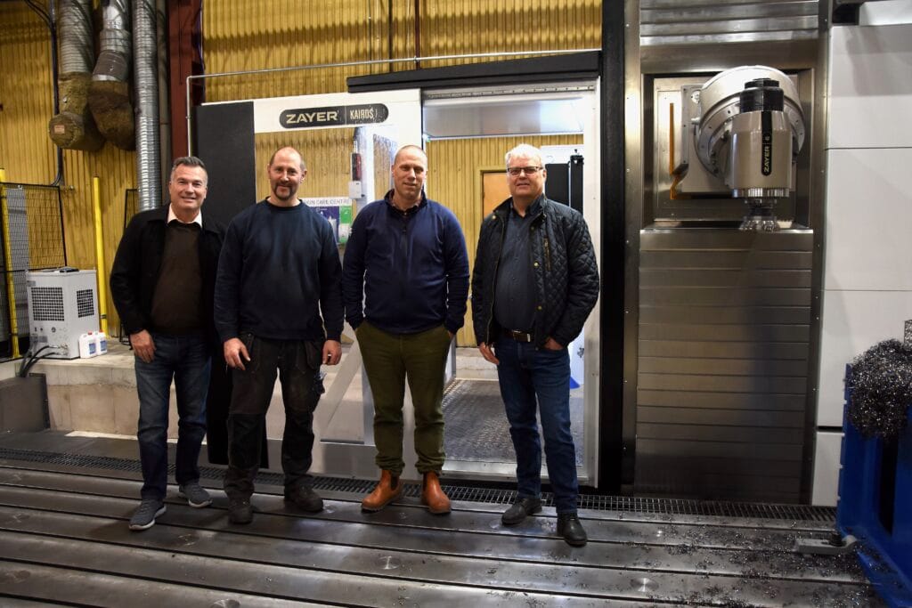 Från vänster till höger framför Zayermaskinen ses Magnus Chronholm, Lichron, Per Andersson och Björn Abrahamsson, AFG Engineering och Jörgen Axelsson, Lichron. Foto: Per Sjögren