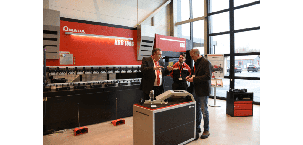En speciell fiberlaser från Amada Peter Book på Amada Scandinavia förklarar kantpressen HRB 1003 ATC för en besökare. Foto: Per Sjögren