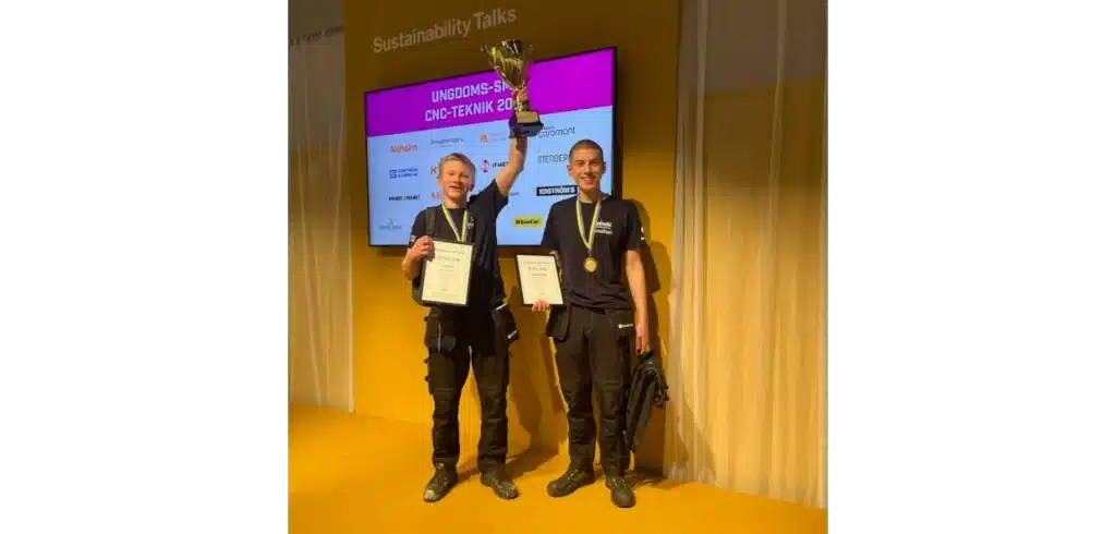 Framtida CNC-stjärnor från Strömbackaskolan tar hem guldet i ungdoms-SM Levis Berg och Jonathan Holm, glada vinnare i ungdoms-SM i CNC-teknik Foto: Piteå kommun