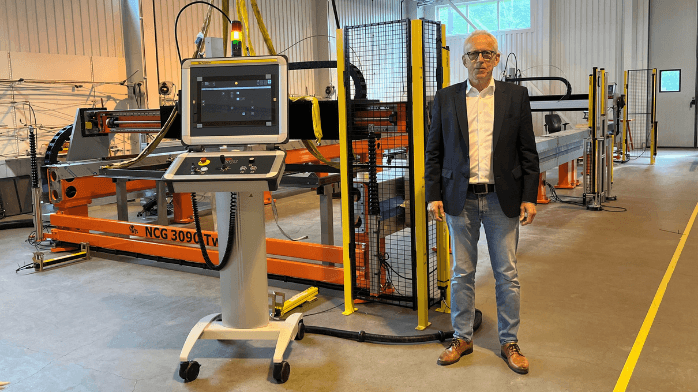 Tre maskiner i en och samma maskin Lennart Svensson, vd för Water Jet Sweden, vid NCG 3090 Twin som håller på att plockas ned i olika funktioner för transport till den norska kunden. Foto: Water Jet Sweden
