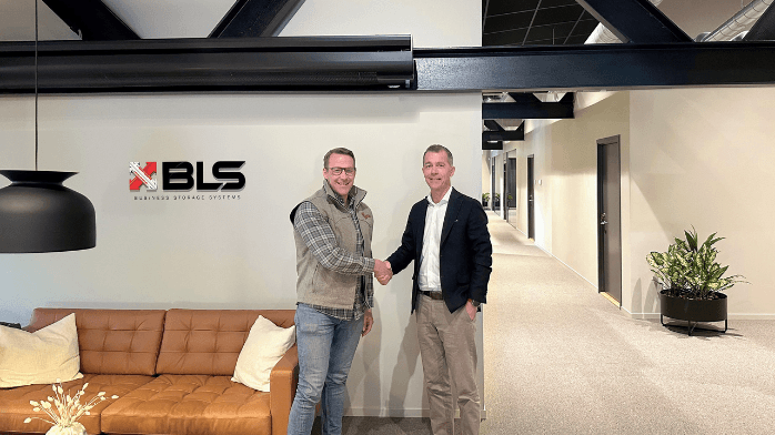 Weland Solutions och BLS inleder strategiskt samarbete T v: Emil Erlandsson, vd på Brännehylte Lagersystem och Mattias Larssen, vd på Weland Solutions.
