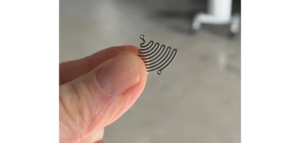 Exempel på en komponent skuren med mikrovattenskärningsteknik. Foto: Klas Wallström, WJS